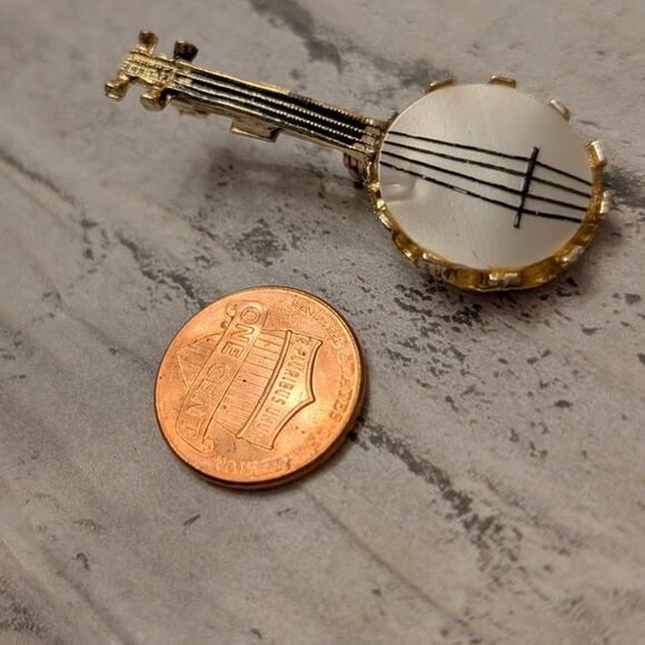 Mother of Pearl Gold Tone Banjo Brooch Instrument - Picture 5 of 6